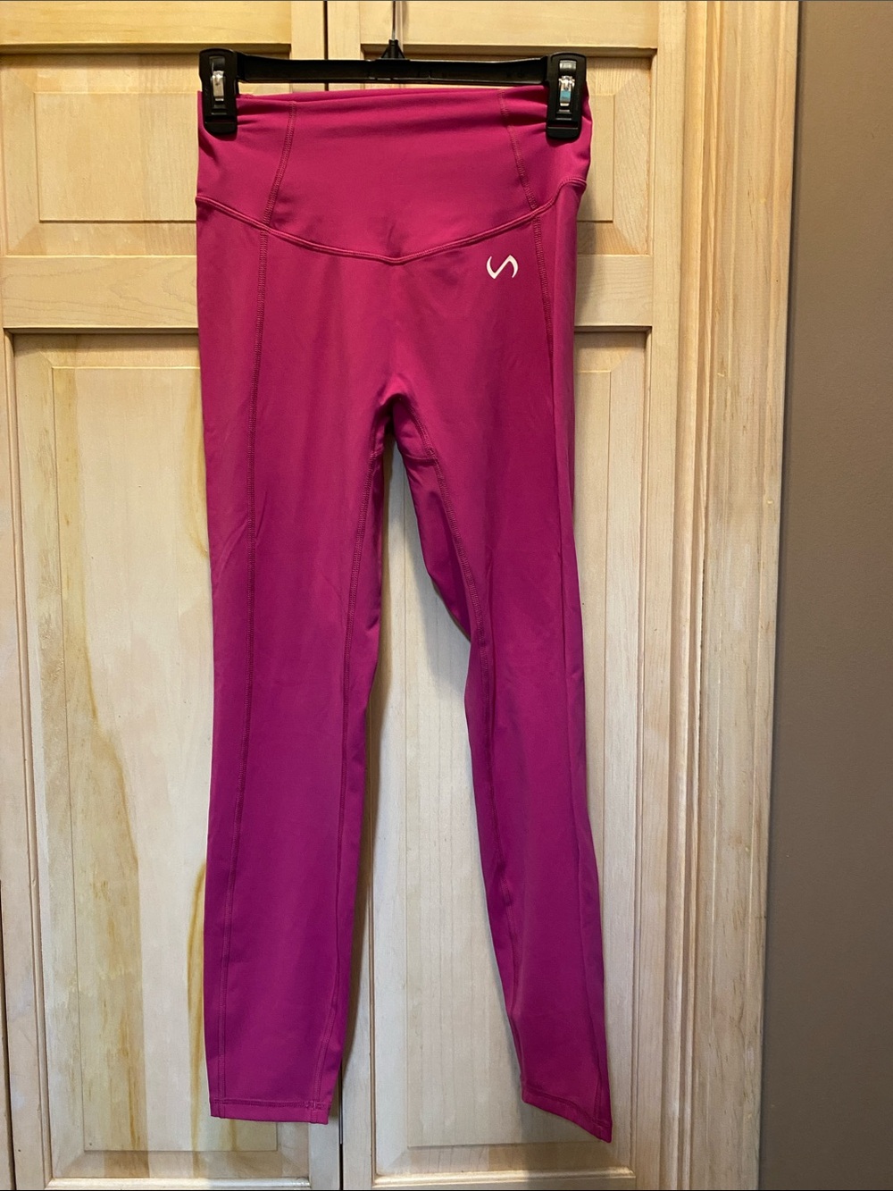 High-Rise Magenta Leggings with Subtle Logo